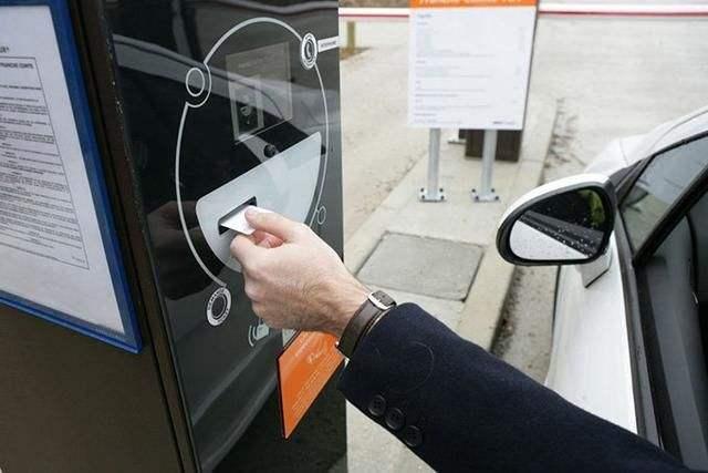 停车取卡成公愤已有30万车主被罚你有中招吗