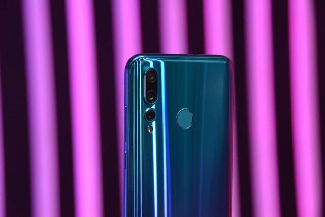 华为nova4高清上手:背盖好夺目好炫彩 4800万拍照强!__财经头条