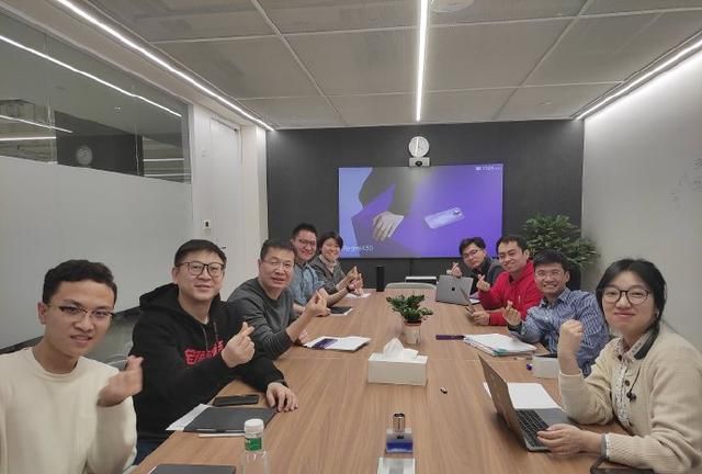 也有很多网友把关注点放在了这张照片上,大家可以看到在这间会议室内