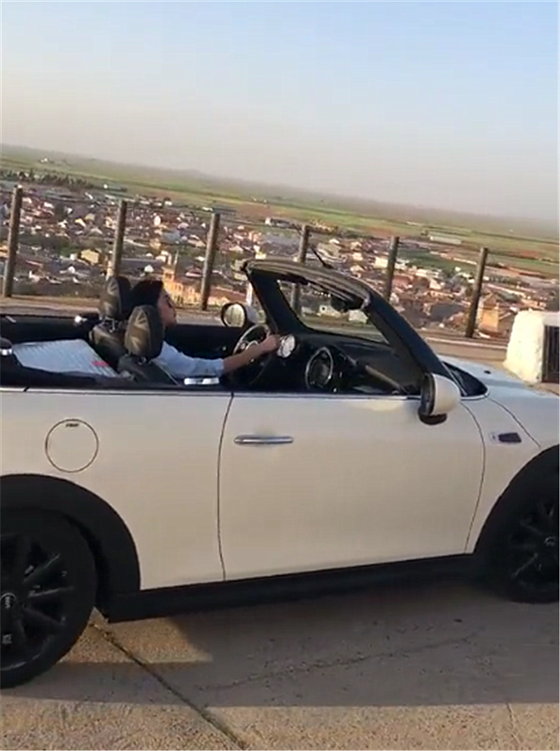 36万宝马mini敞篷现身,看到女车主容貌时,都没心思看车!
