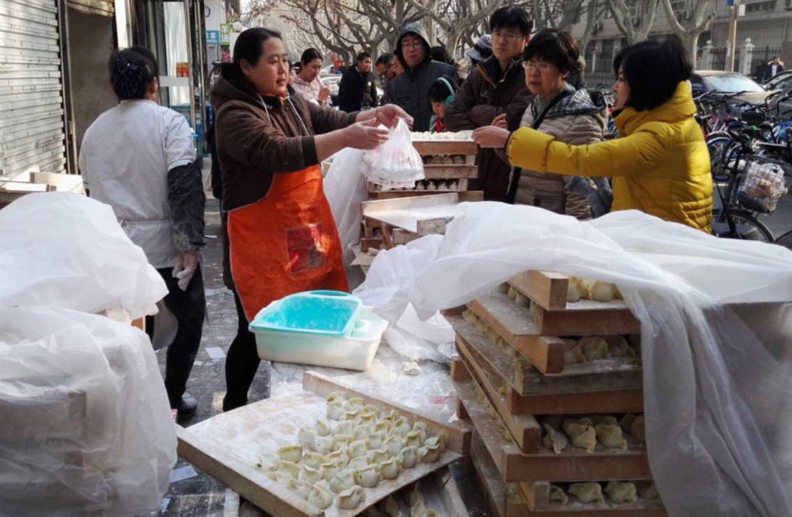 大妈这样卖饺子,15元1斤,顾客排队买,3小时卖1000斤,霸气侧漏