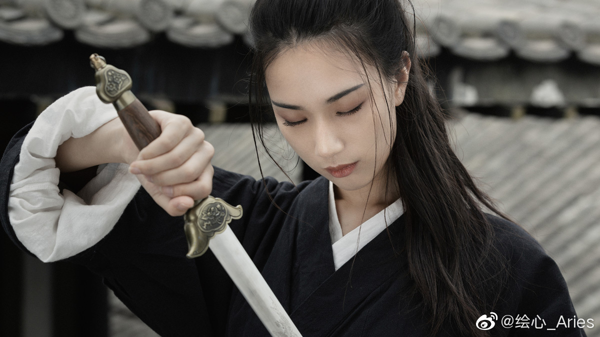 "满堂花醉三千客,一剑霜寒十四州