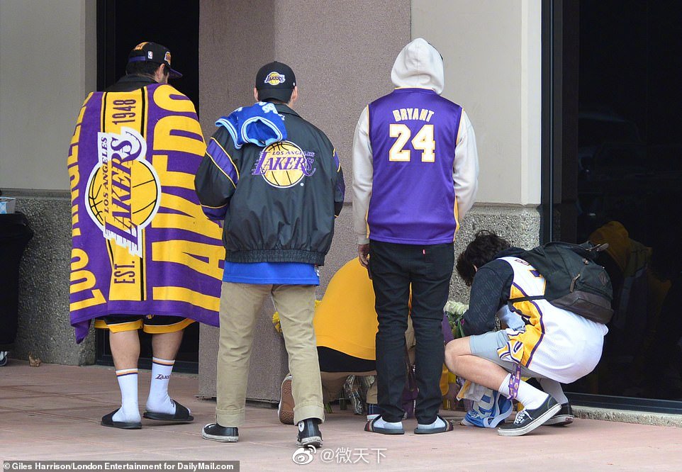 后,大批球迷来到湖人主场纪念科比.当天进行的多场nba比赛中