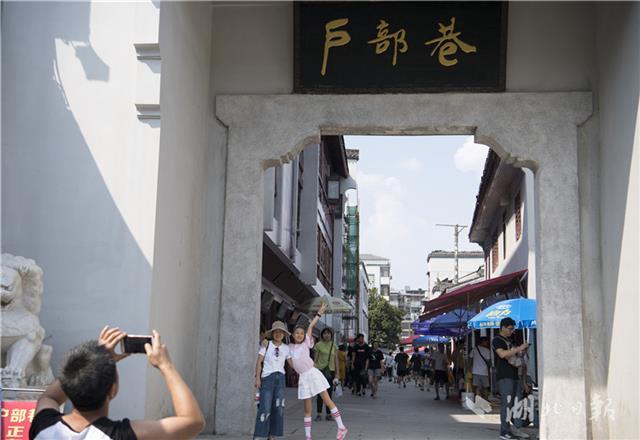 经过数月的整治提档升级改造,新户部巷开始营业啦