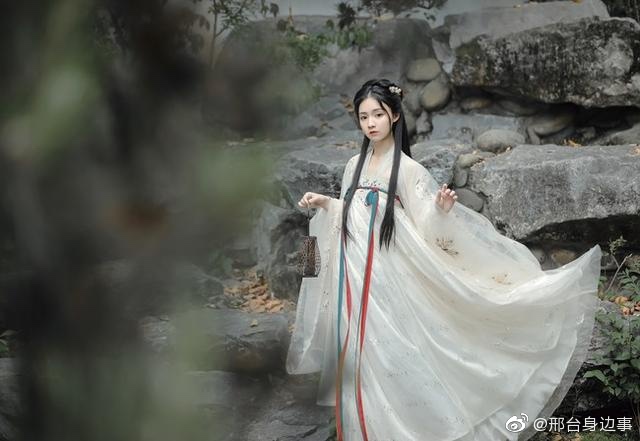 懒摇白羽扇裸袒青林中脱巾挂石壁露顶洒松风