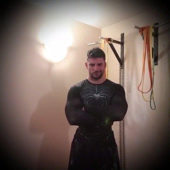 "保加利亚猛男"stan yanevski(维克多尔·克鲁姆扮演者)发布今日鸡