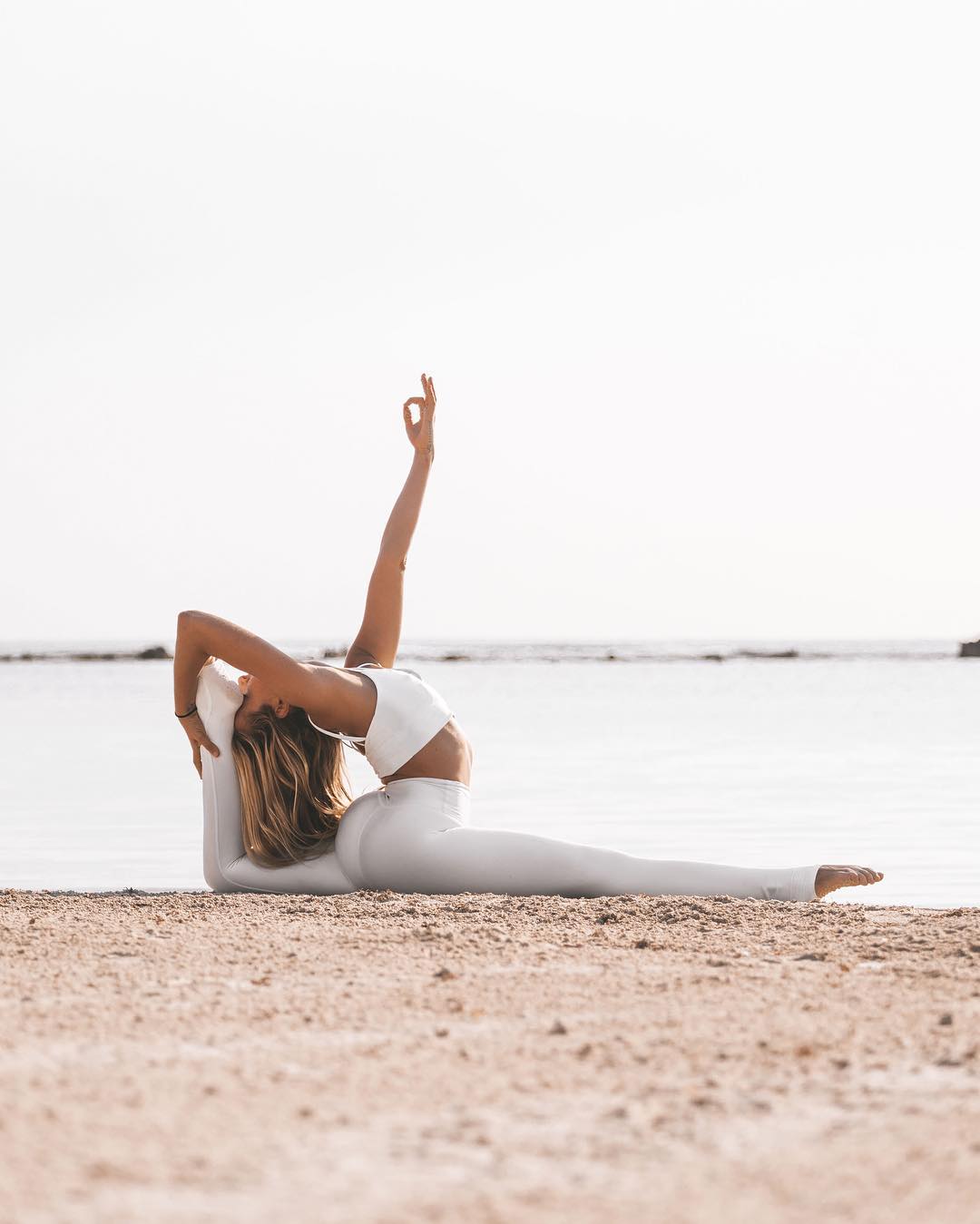 50岁伊能静穿黄色外套靓丽吸睛!多练几次瑜伽,身材果然不一样