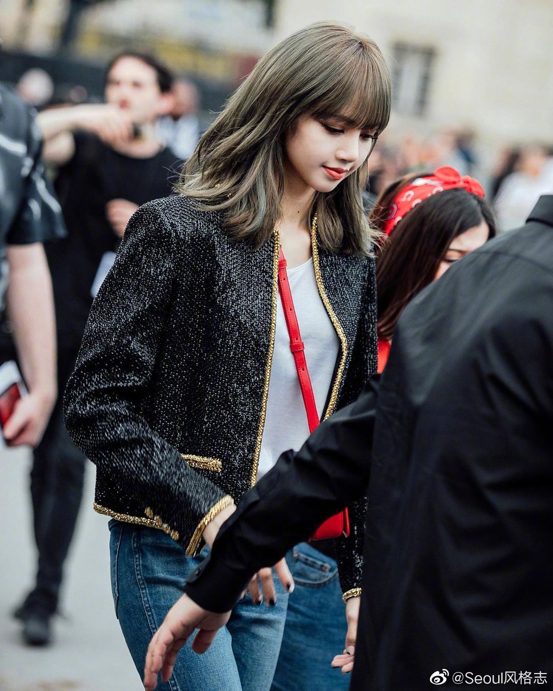 lisa 巴黎时装周街拍图 是又a又撩的辣丽莎啊!想给莎总提包!