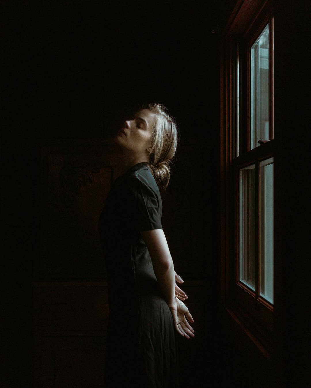 窗户透进来的光 | 摄影师nirav patel美丽的自然光人像