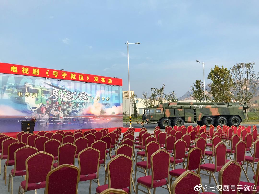 李易峰军装《号手就位》发布会,一身正装的峰峰好帅