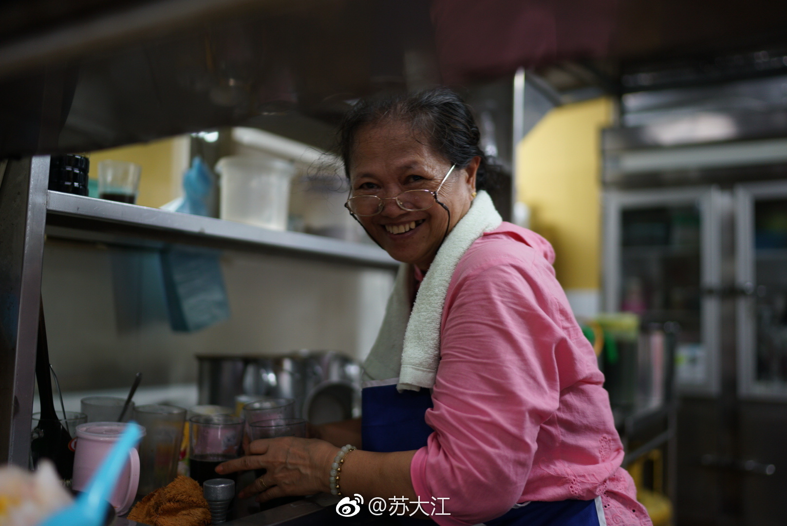 昨夜吃的好爽，我在@美丽沙巴 的丽都美食广场，穿梭在各个档口|档口|丽都|沙巴_新浪新闻