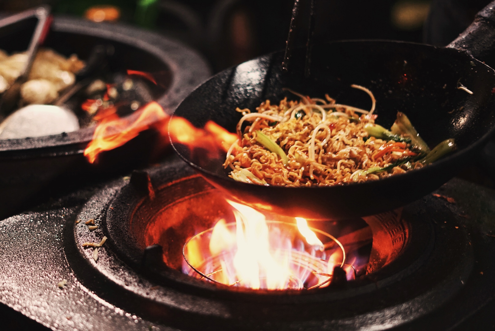 楼下的市场到了晚上就有了这人间烟火的一幕幕路边摊和大排档有种神