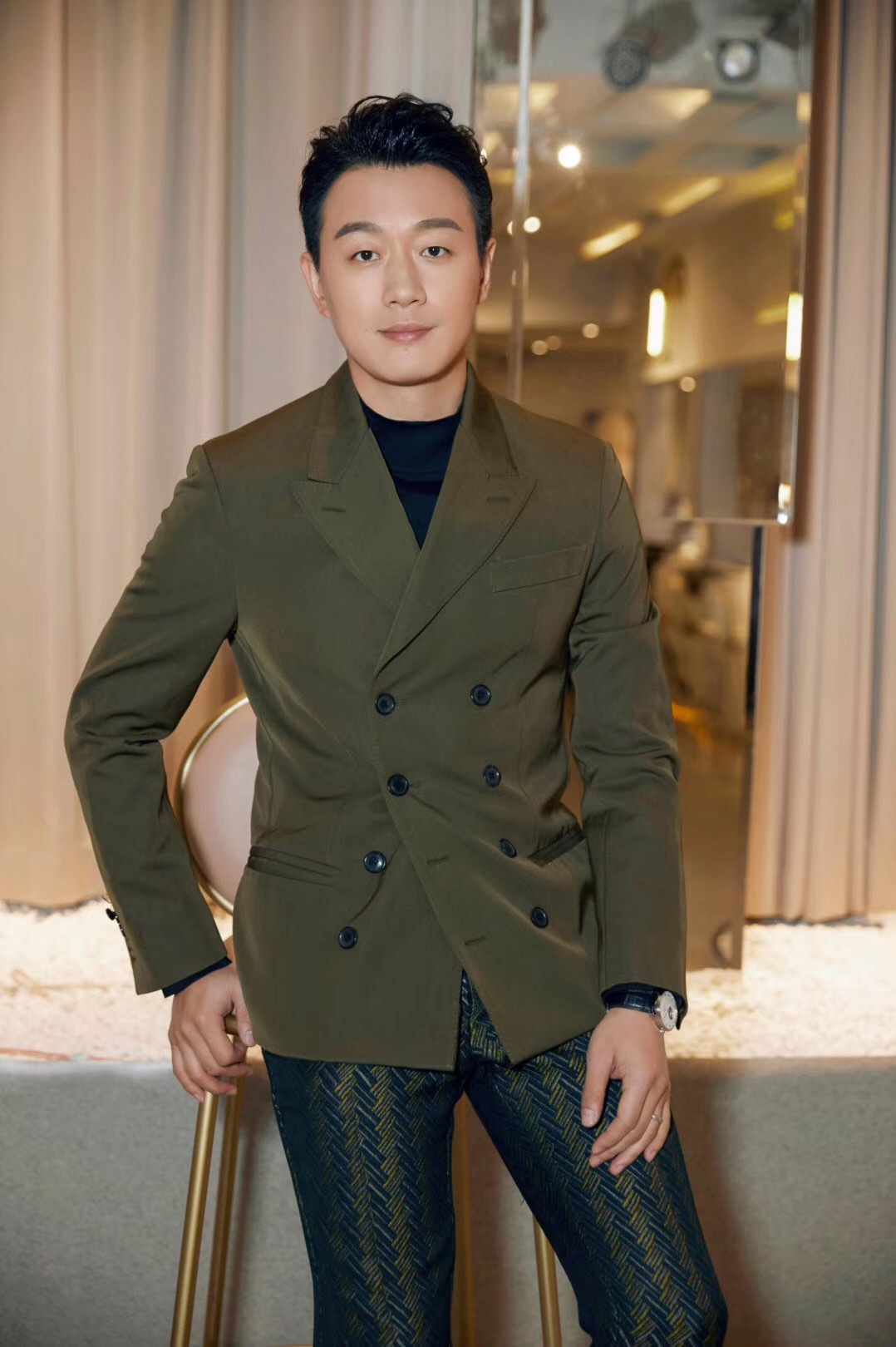 佟大为亮相盛典印花长裤抢眼获年度卓悦艺人奖