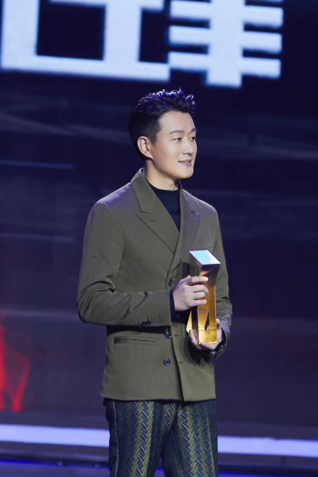 佟大为亮相盛典印花长裤抢眼获年度卓悦艺人奖