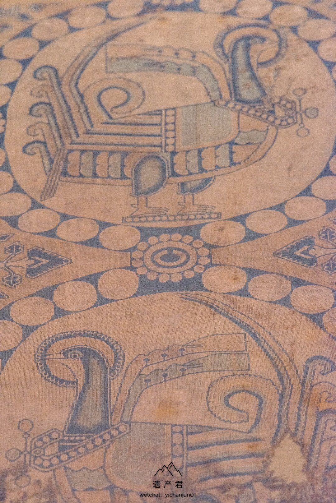 甘肃省博物馆藏唐代五色鸟纹锦