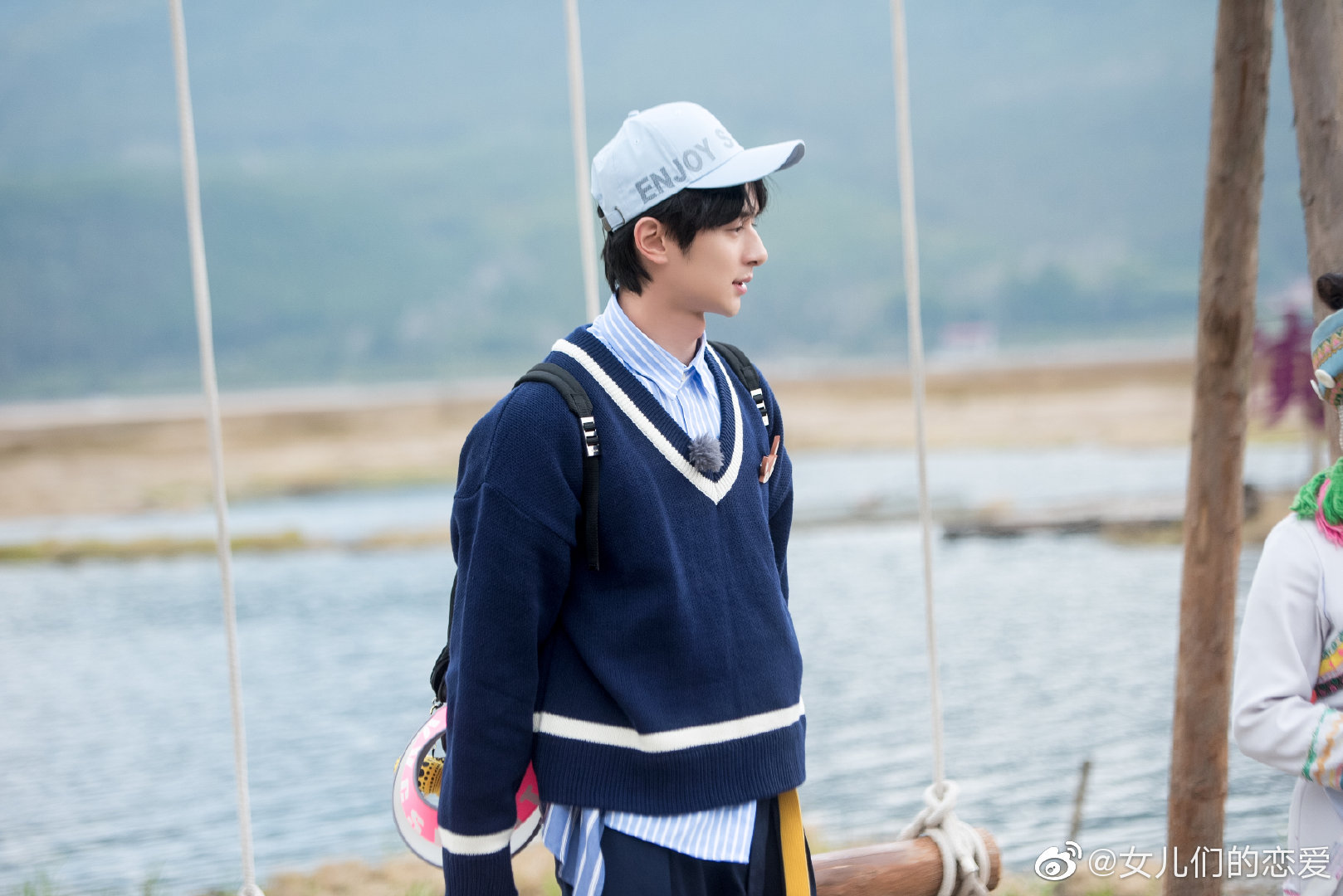 这个帅气的棒球帽男孩@张轩睿derek 好耀眼哦~难怪@任家萱selina 说他