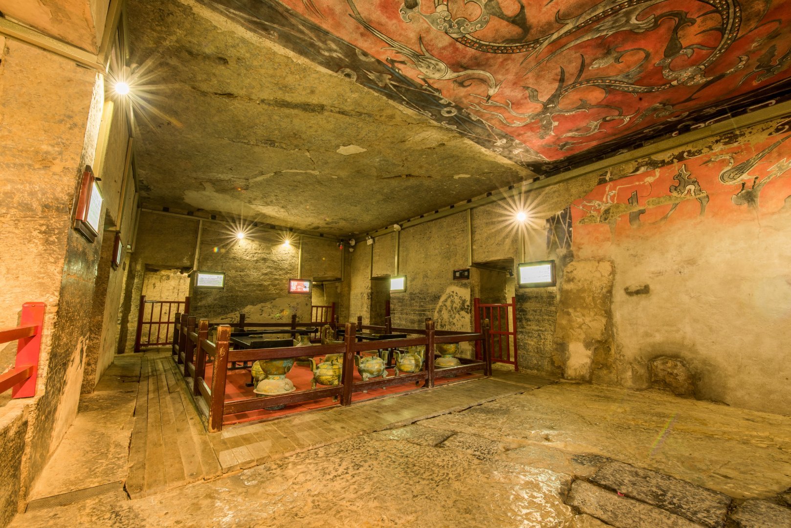 河南省永城市的芒砀山上是西汉梁王的陵墓群,已发现大型崖墓数十座.