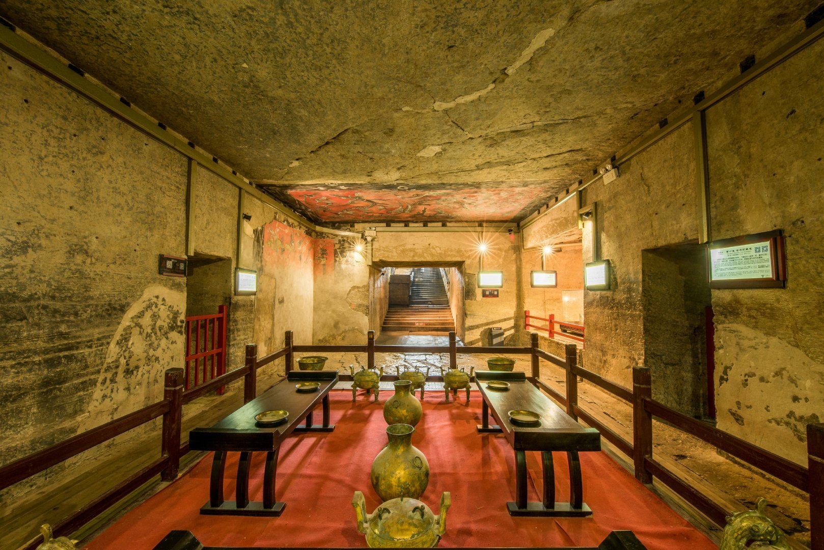 河南省永城市的芒砀山上是西汉梁王的陵墓群,已发现大型崖墓数十座.