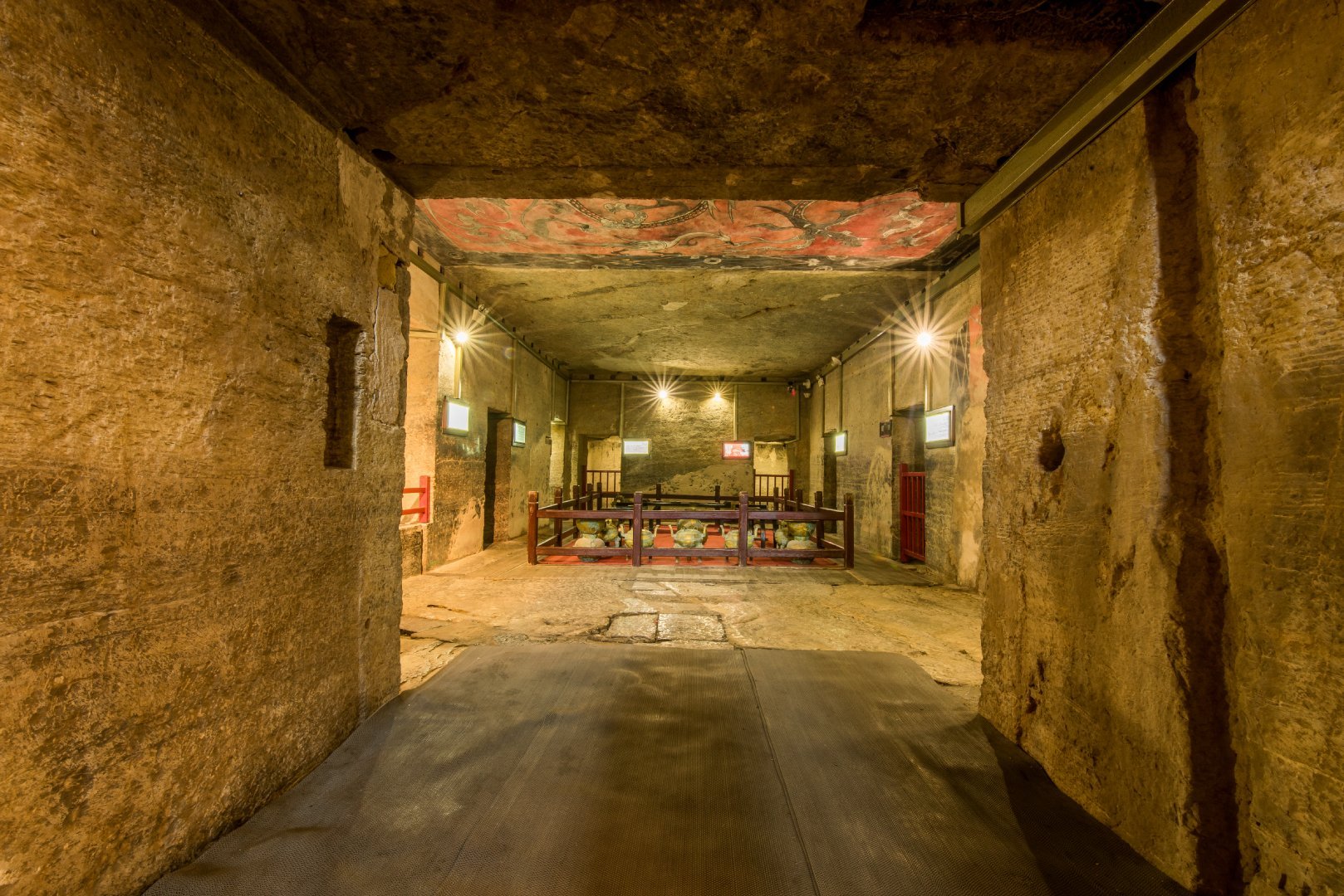 河南省永城市的芒砀山上是西汉梁王的陵墓群,已发现大型崖墓数十座.