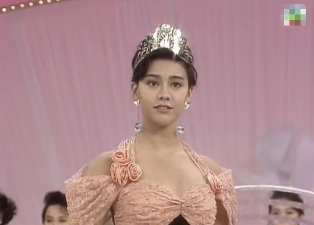 除了长得好看之外,郭秀云那傲人的身材也是让很多女孩羡慕的.