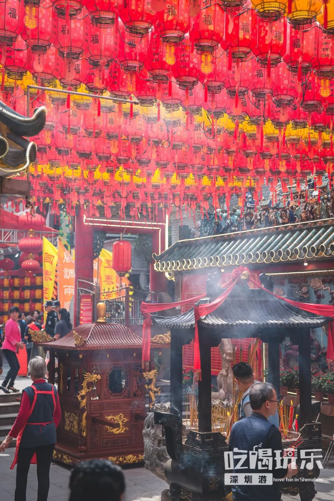 上空标有祈福字样的红色黄色灯笼北帝古庙院内香气萦绕现场红红火火