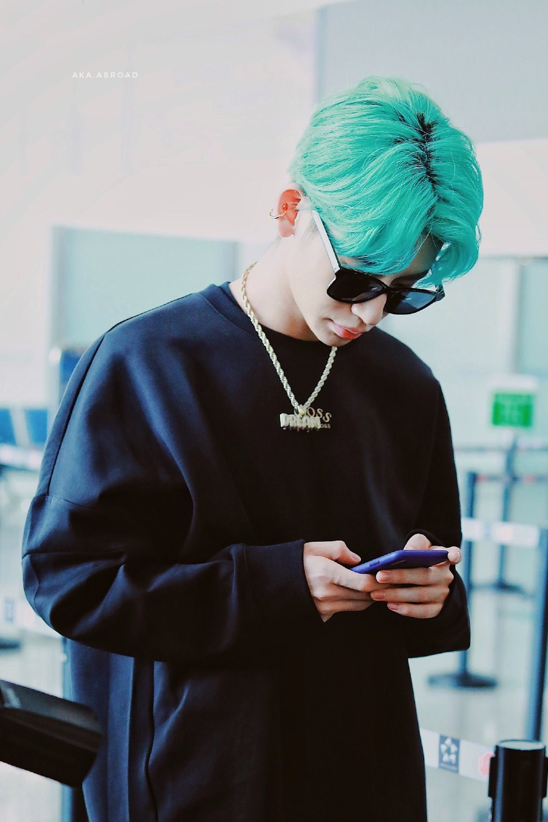 小鬼王琳凯机场饭拍黑色卫衣黑色长裤绿色头发行走在机场的酷大