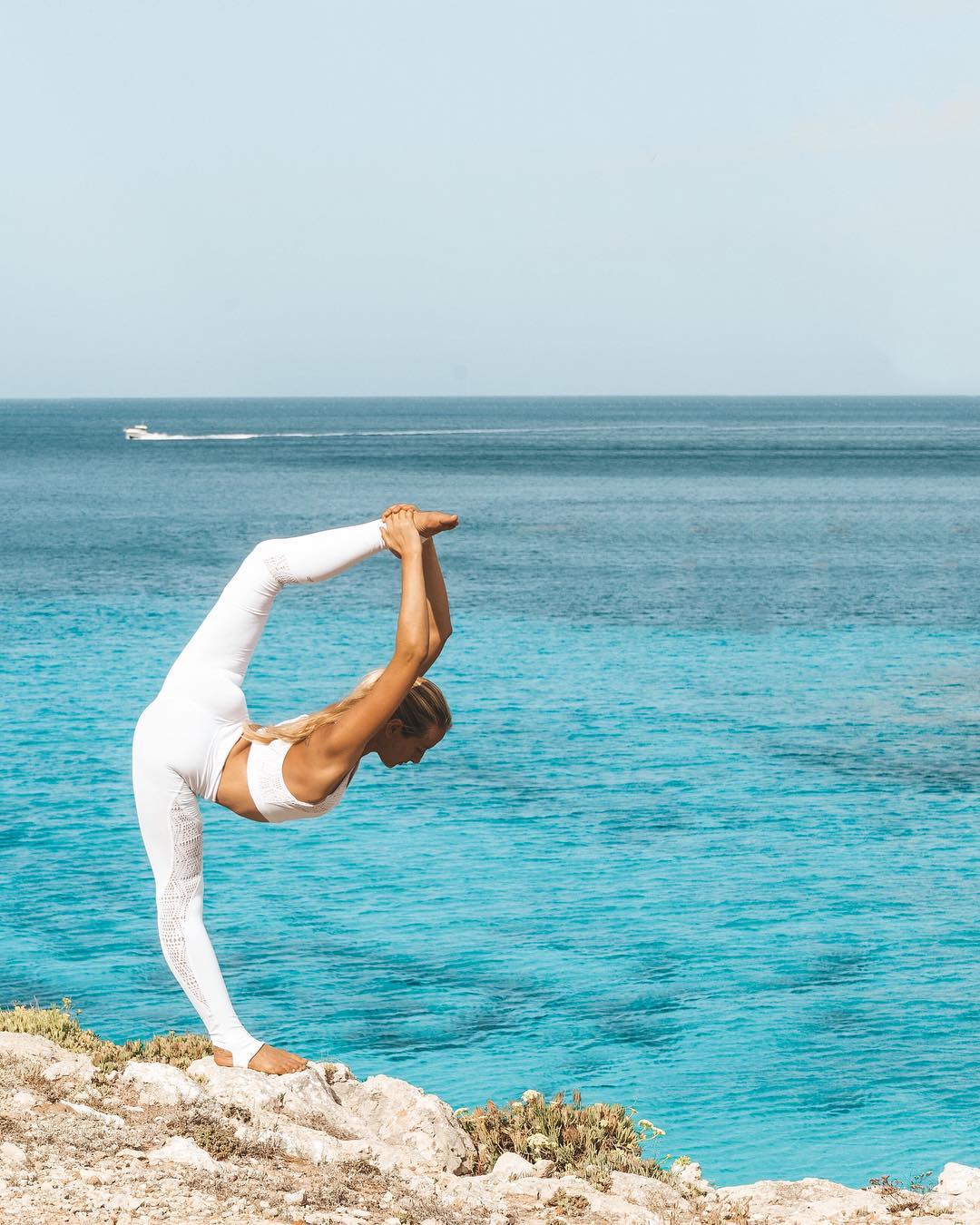 50岁伊能静穿黄色外套靓丽吸睛!多练几次瑜伽,身材果然不一样