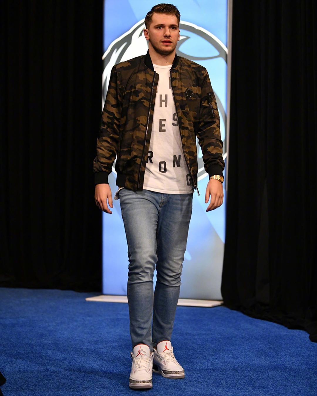 077上脚 air jordan 一览,看来小伙子很喜欢穿乔4呀