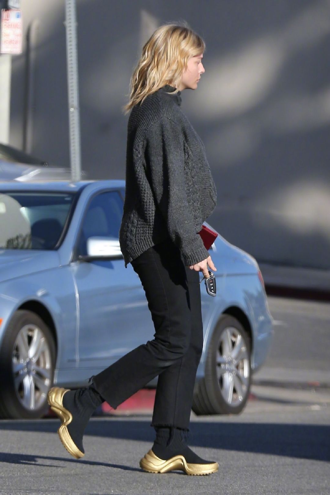 当地时间12月14日,15日,科洛chloe moretz 在洛杉矶外出的街拍.