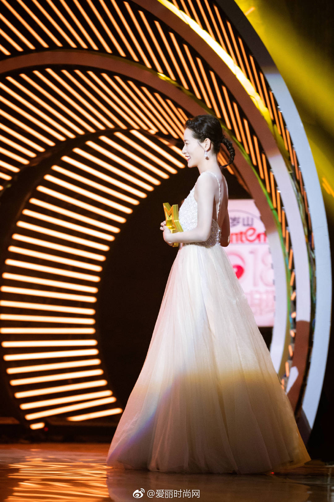 安徽卫视中柴柴柴碧云一席珠纱米色长裙温婉大方