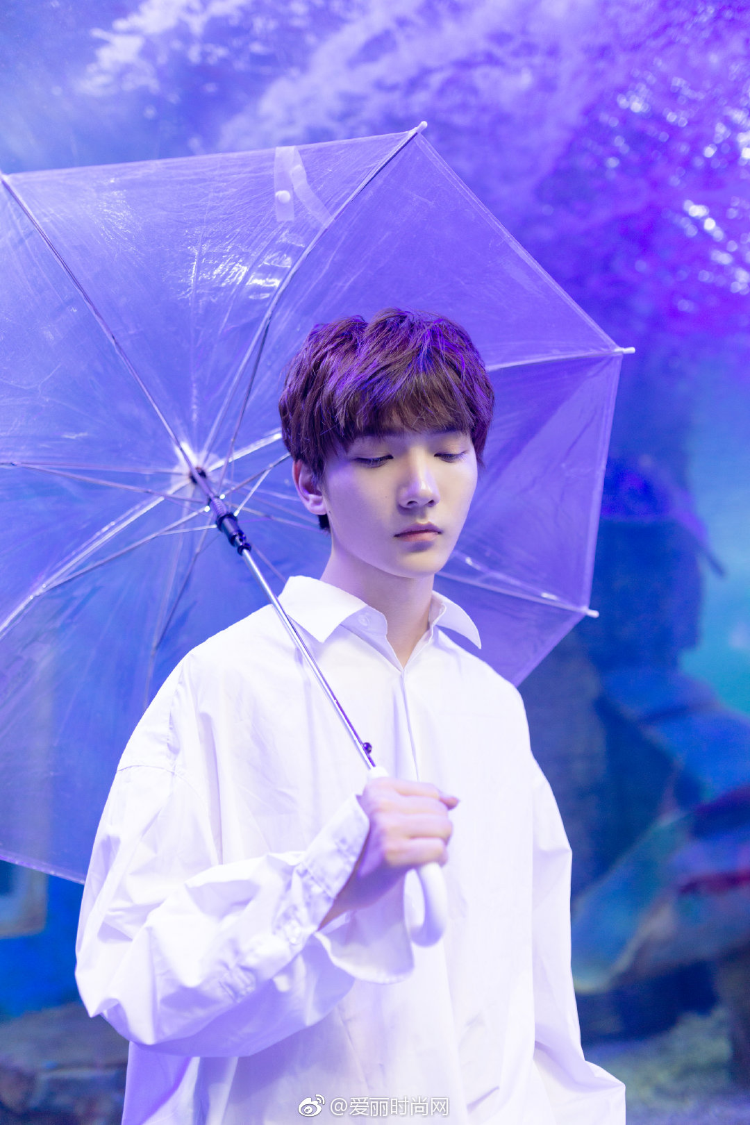 近日祁宋zz曝光了一组水族馆奇幻街拍大片