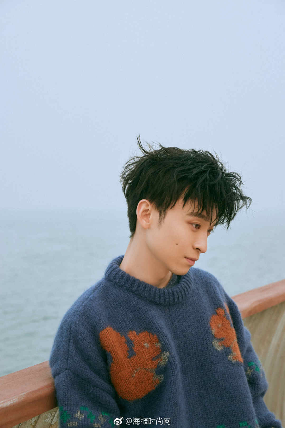 董子健@董冬咚d 身着@loewe罗意威 趣味印花毛衣搭配深色牛仔裤