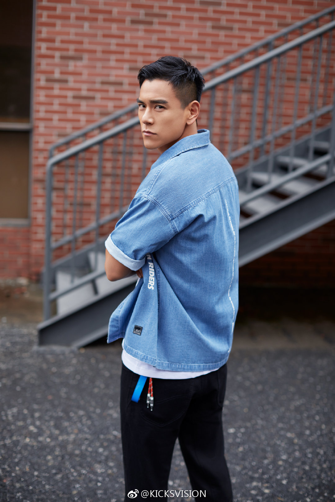 新一季@彭于晏 演绎的 lee 都市骑士系列采用富含设计的元素及图案