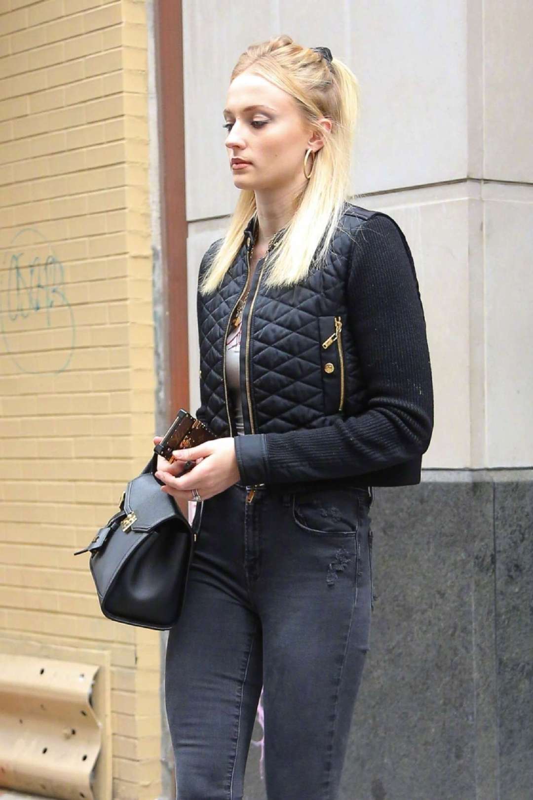 当地时间5月11日,sophie turner在纽约外出的街拍