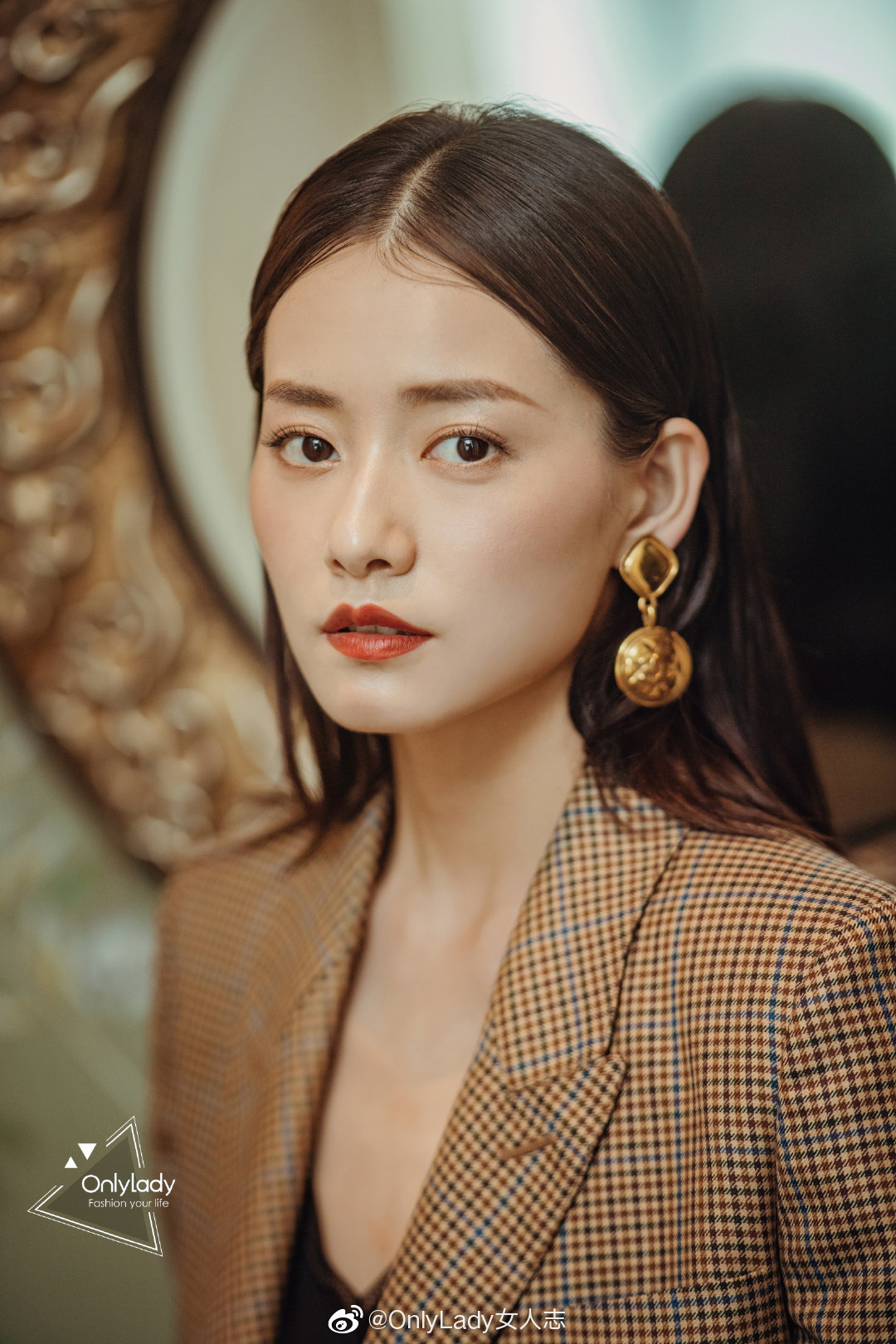 演员@柴柴柴碧云 出席某品牌活动,身着@gucci 西装搭配百褶半裙