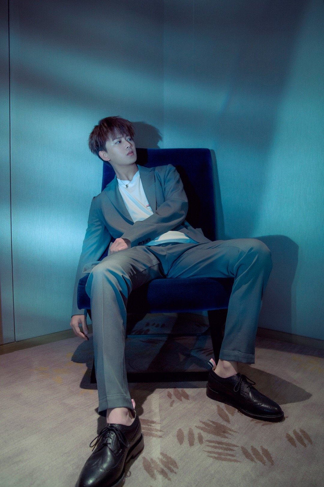 任嘉伦allen 一身灰蓝色休闲西装搭配白色t恤和黑色皮鞋,简约大气