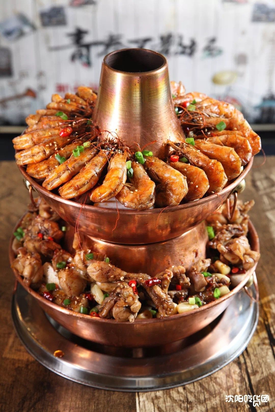 某音爆火的双层炭火铜锅,香辣牛蛙肉质紧实弹牙,鲜嫩无比