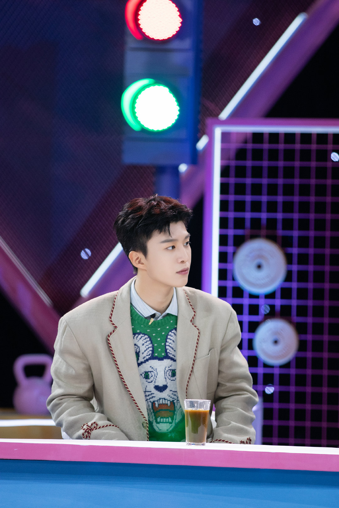 范丞丞以一身虎羊怪兽毛衣参加综艺,简单纯粹却不失阳刚