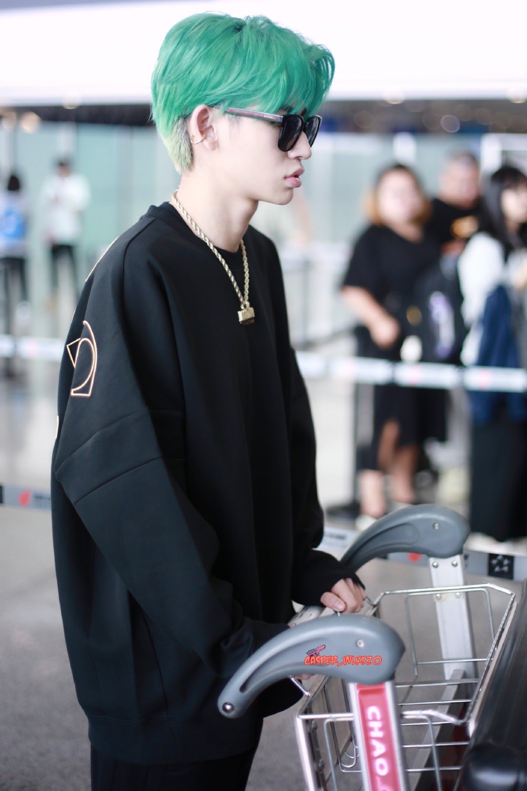 小鬼王琳凯机场饭拍黑色卫衣黑色长裤绿色头发行走在机场的酷大
