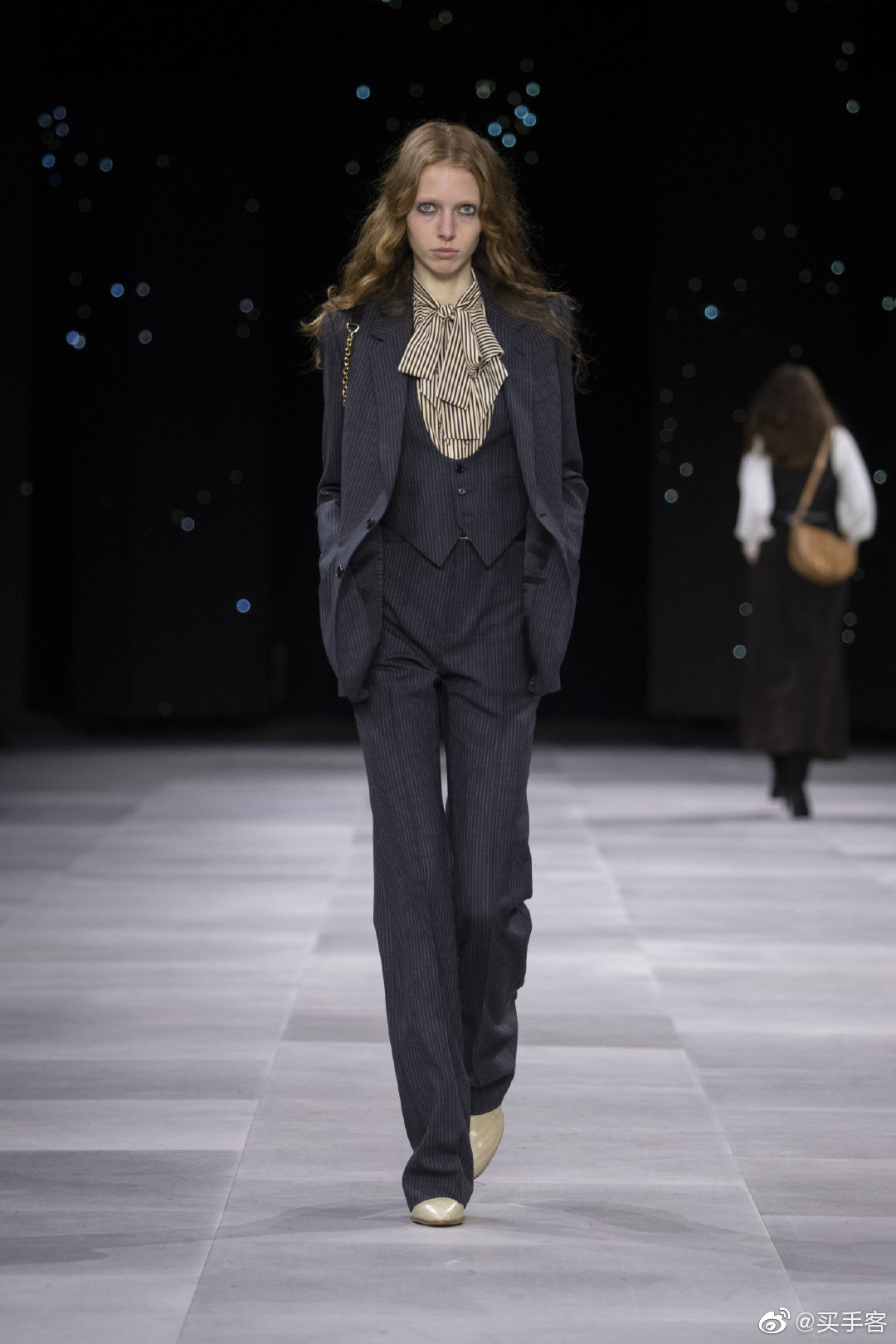 celine2020春夏女装系列在黑红色的led移动装置艺术布景之中拉开帷