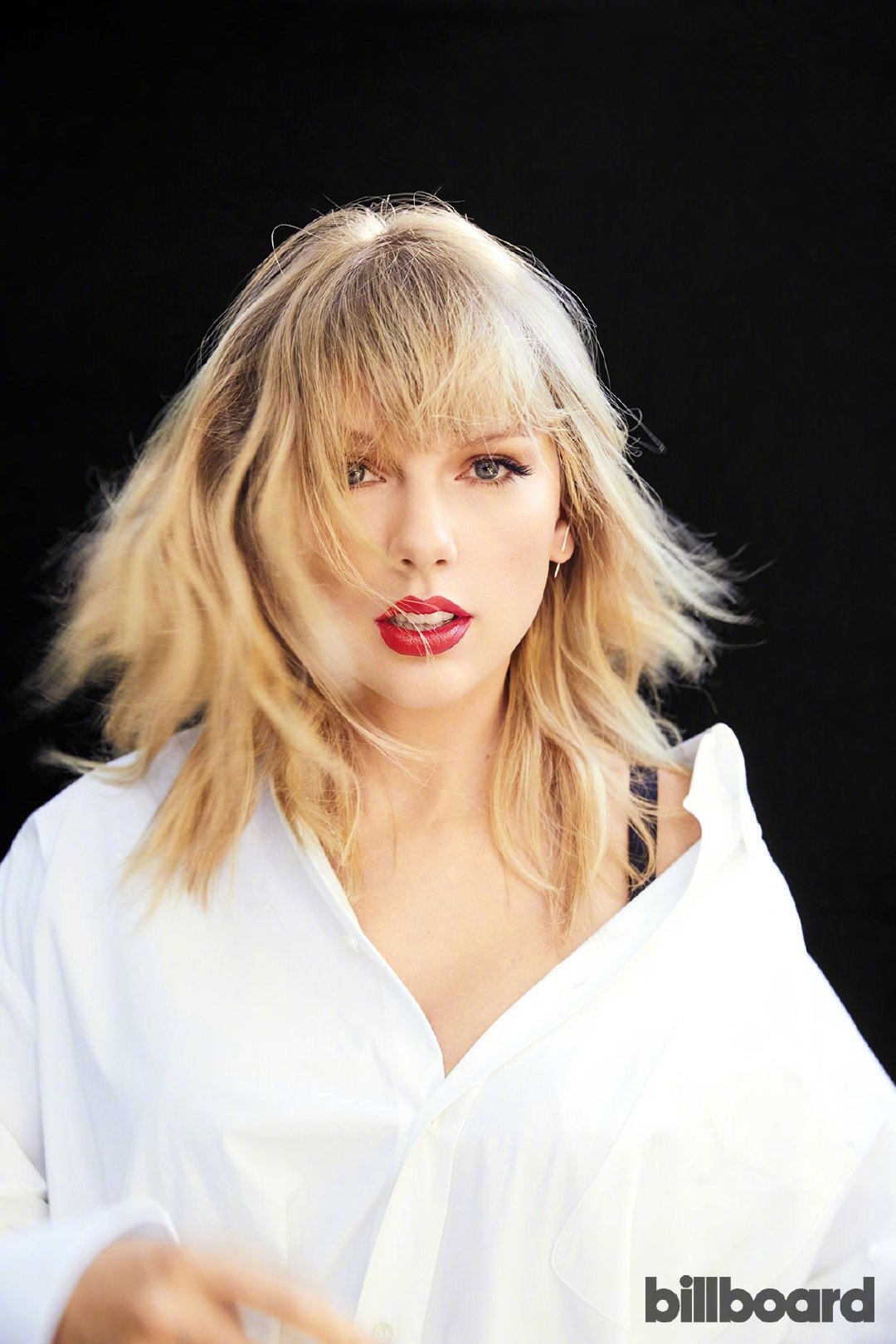 taylor swift以"十年女性艺人"身份登上《billboard》杂志封面