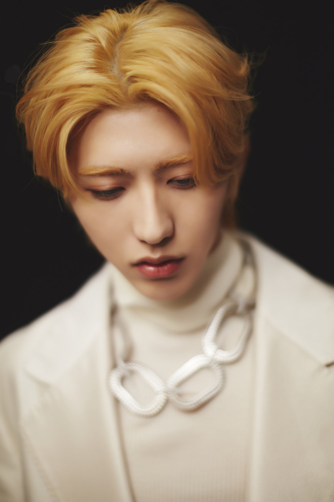 蔡徐坤四张特写,精致五官和金色短发映衬下更具质感_高清图集_新浪网