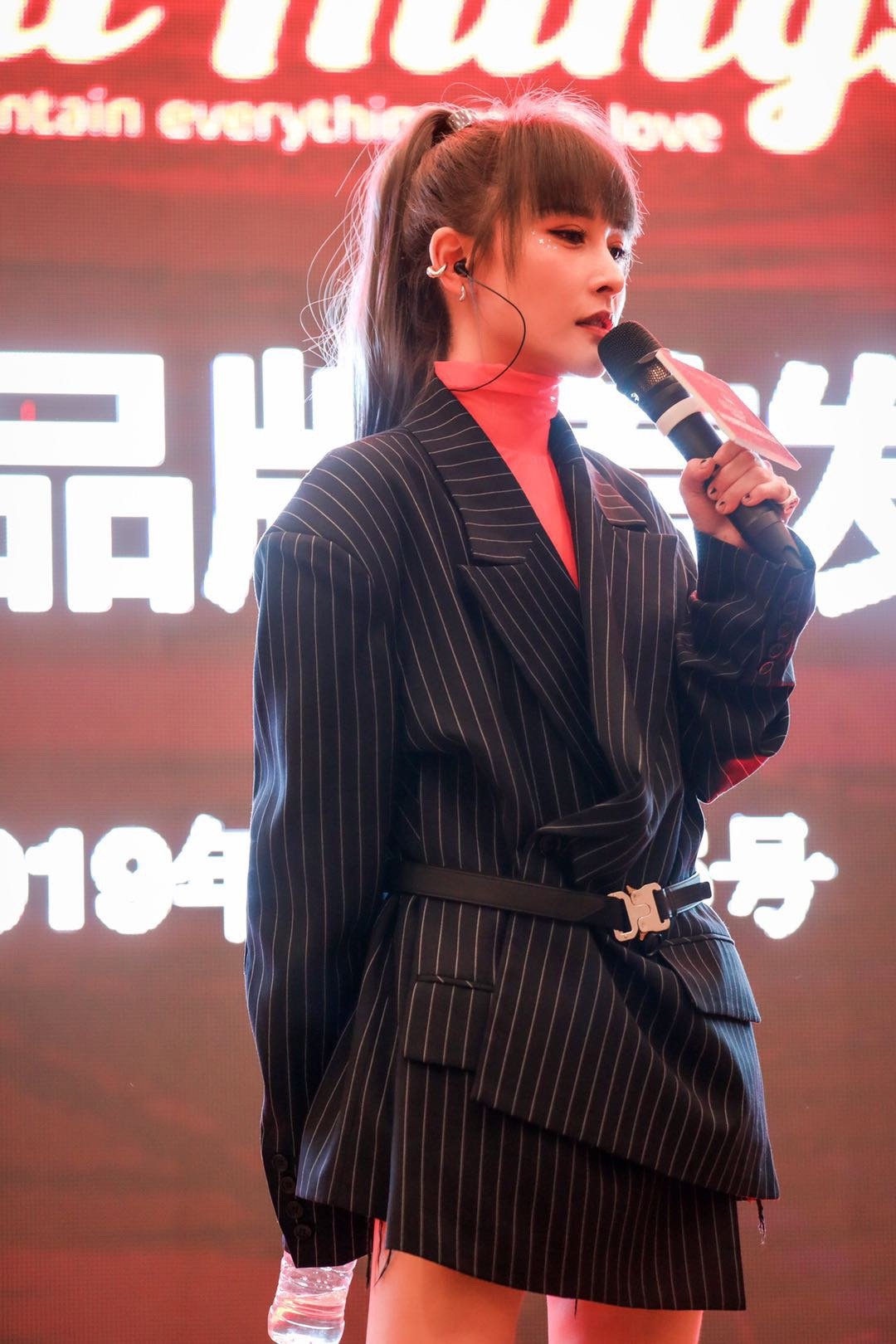 厉娜"美腿杀"热爆冬日 新歌连唱受品牌青睐