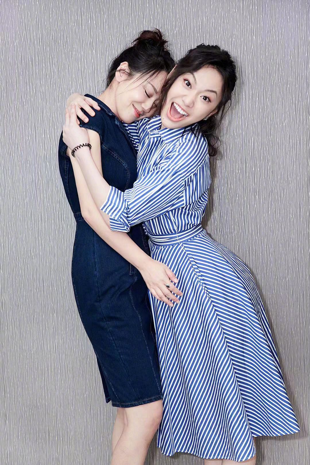 又一次被闫妮的状态惊艳到,和女儿邹元清同框演绎