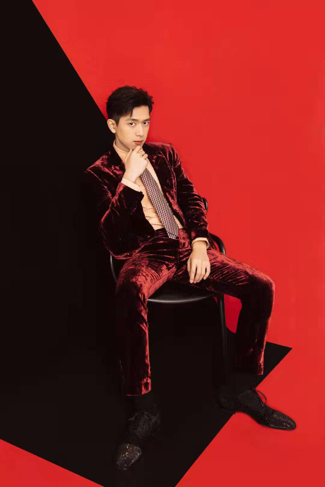 李现红丝绒西装高调亮相,酒红色特"骚气",穿西装帅气到犯规