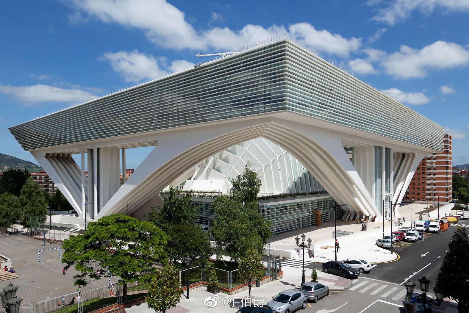 卡拉特拉瓦在西班牙城市奥维耶多的作品看上去像是空降这座古城的神秘