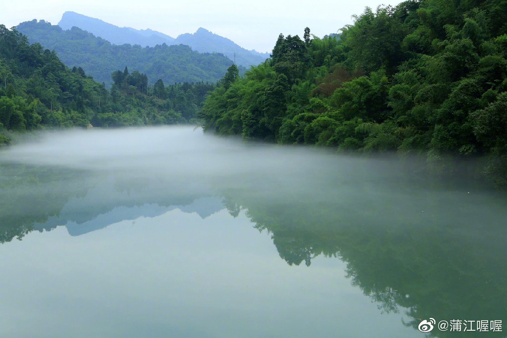 河雾弥漫在天地之间好象从天上降下了一个薄又宽大的窗帘