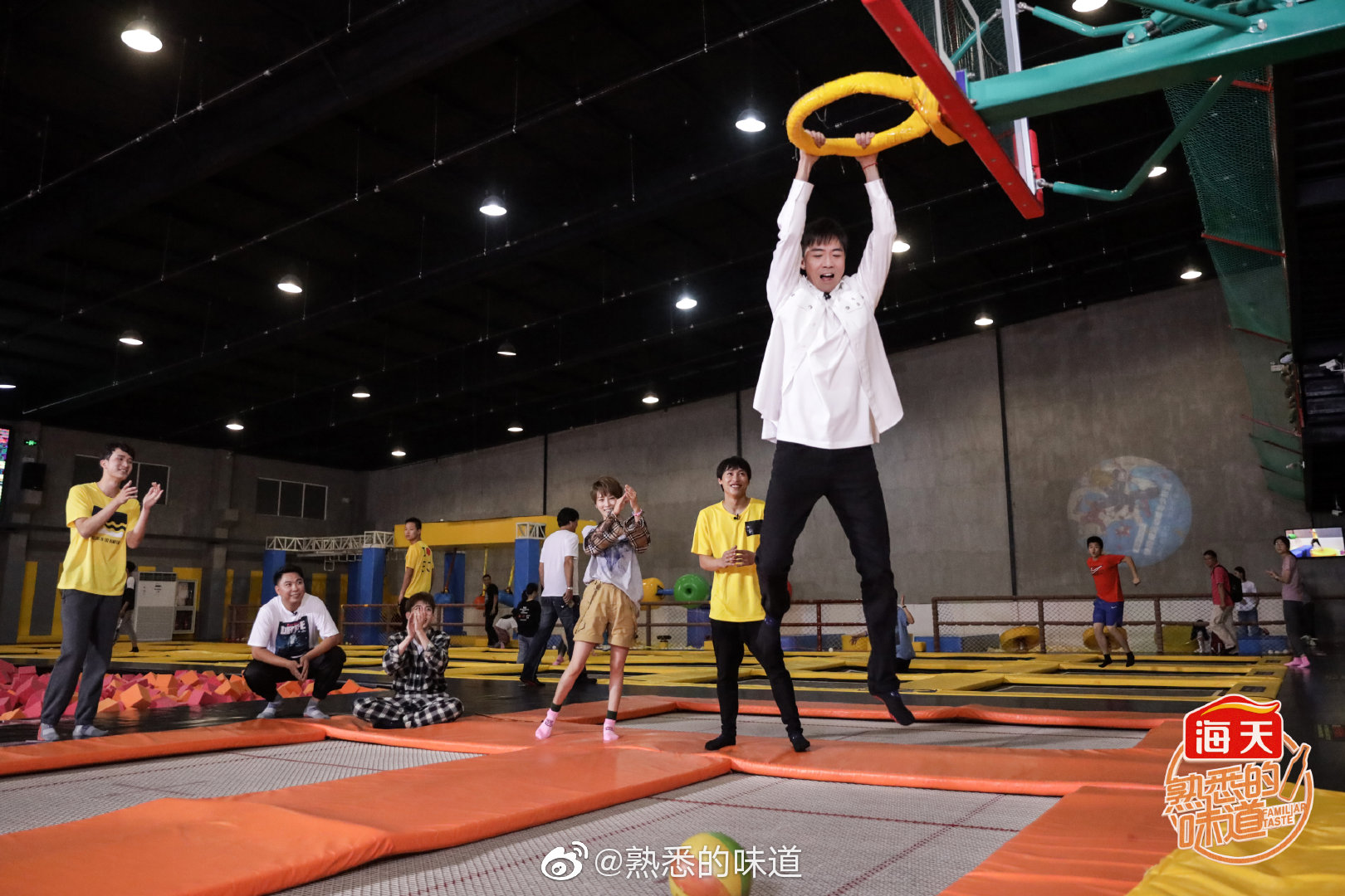 青春圆梦之旅第一站!蹦床乐园体验!蹦床篮球PK赛即将开始