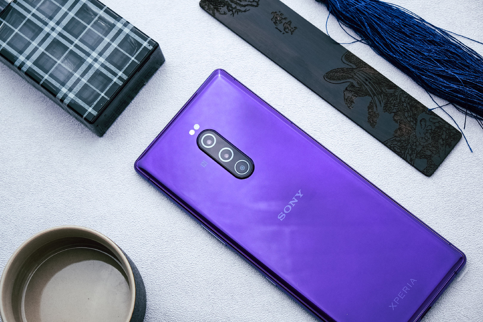 回归经典方正硬朗外型设计,全球首款 4k oled 手机索尼 xperia1 图赏
