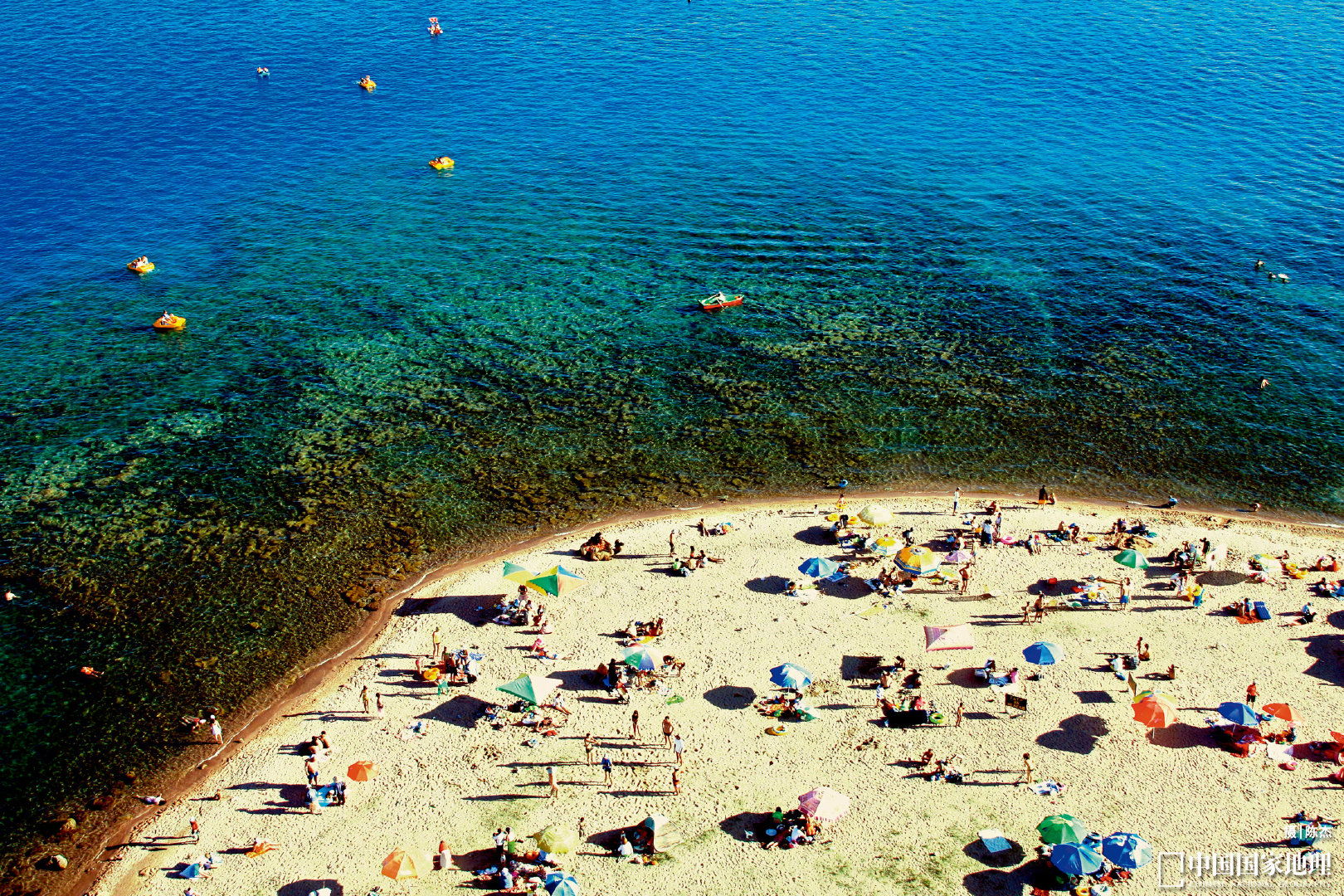 伊塞克湖水清澈澄碧,终年不冻,有"中亚明珠"之称.梦幻,神秘